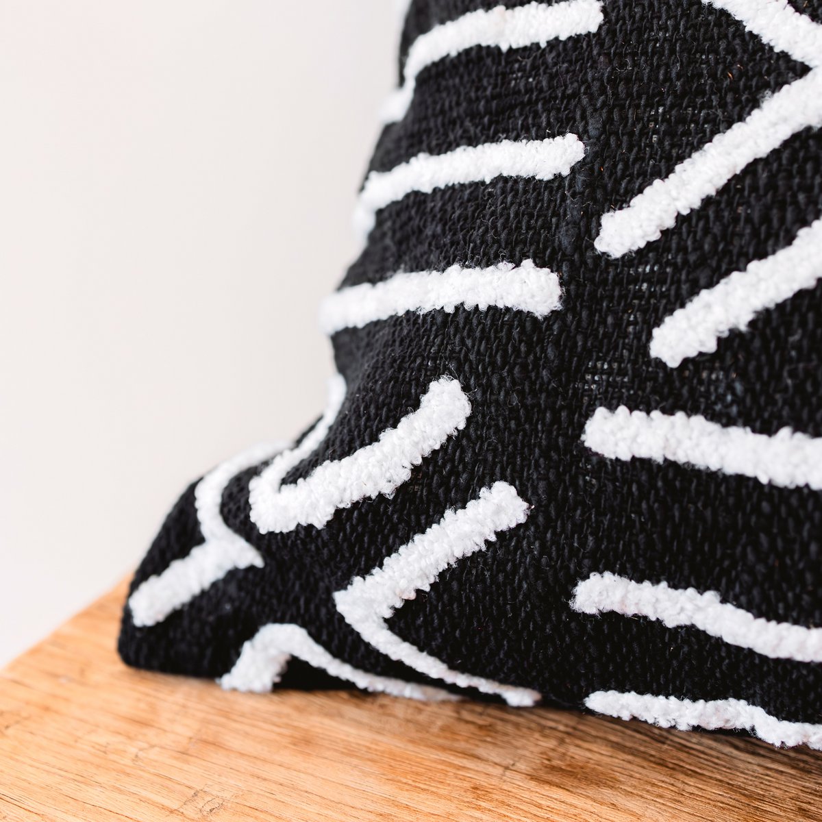 Decoratieve kussenhoes handgemaakt – zwarte kussenhoes – Boho sierkussen – 40x40 / 50x50 cm geborduurde kussenhoes gemaakt van katoen BIMA