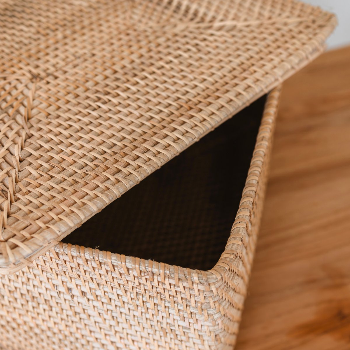 Opbergmand met deksel – Plankmand gemaakt van beige rotan – Handgeweven decoratieve mand GRAHA (2 maten)