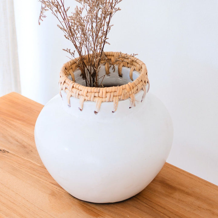 Witte vaas – decoratieve vaas rond – kleine vaas voor gedroogde bloemen – handgemaakte kleivaas – bloemenvaas van klei en rotan (Ø 23 cm) TUBAN