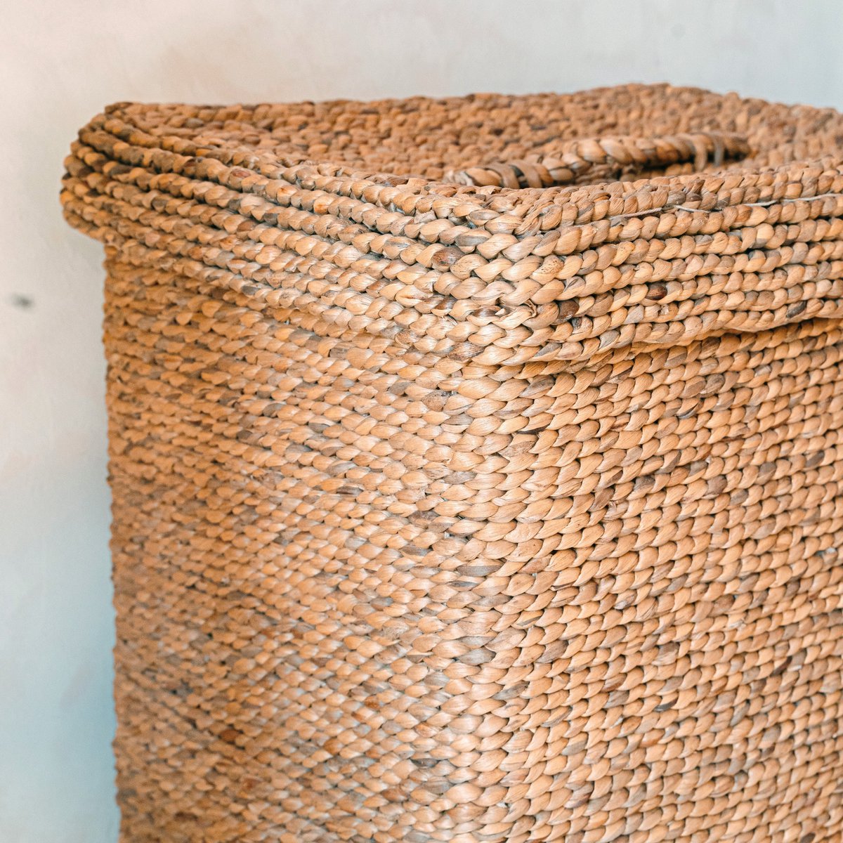 Grote wasmand met deksel - decoratieve geweven bruine mand - rechthoekige wasmand - boho mand handgemaakt van water hyacint semeru