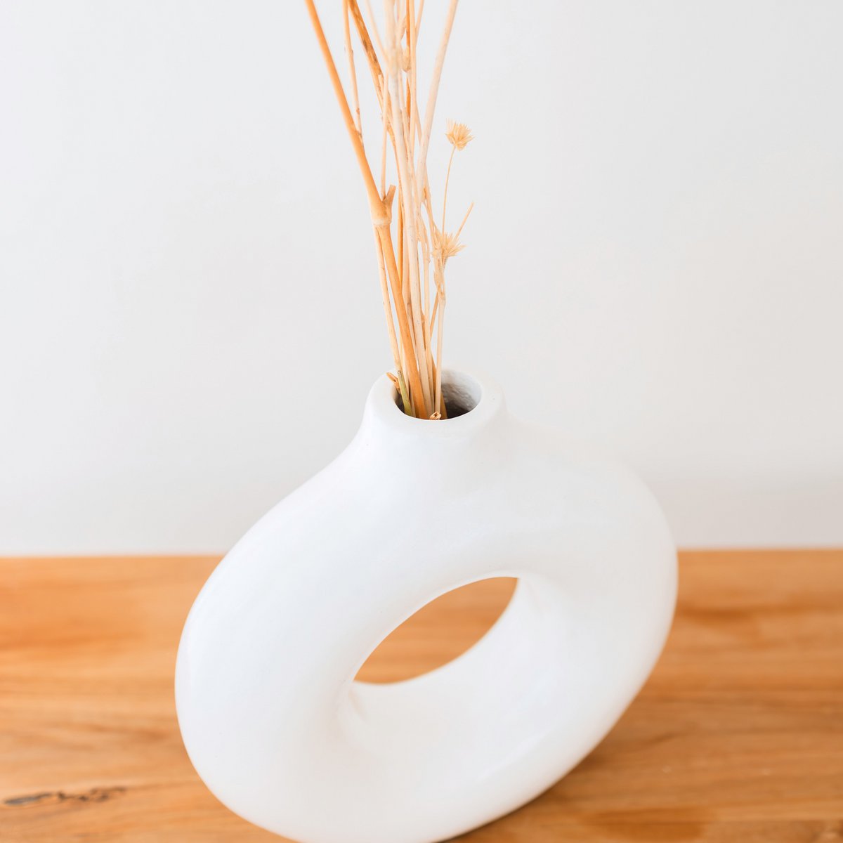 Ringvormige vaas wit – kleivaas handgemaakt – kleine bohovaas – vaas voor gedroogde bloemen – decoratieve vaas voor vensterbank, plank of tafel NUSA