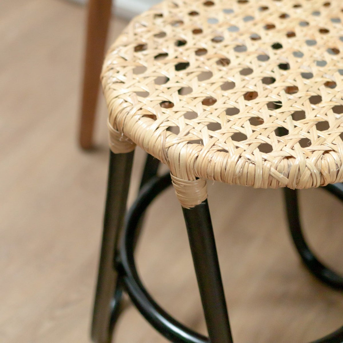Rotan Kruk KOLAKA Zwart Ø35 cm met Geweven Zitvlak | Kleine ronde kruk met drie poten