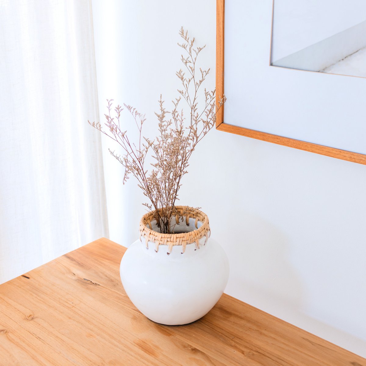 Witte vaas – decoratieve vaas rond – kleine vaas voor gedroogde bloemen – handgemaakte kleivaas – bloemenvaas van klei en rotan (Ø 23 cm) TUBAN