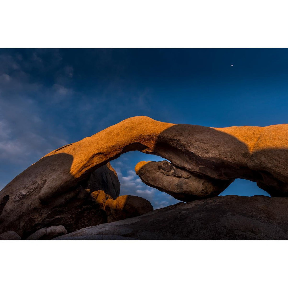 Afbeelding op acrylglas - ARCH ROCK AND MOON-JOSHUA TREE NATIONAL PARK