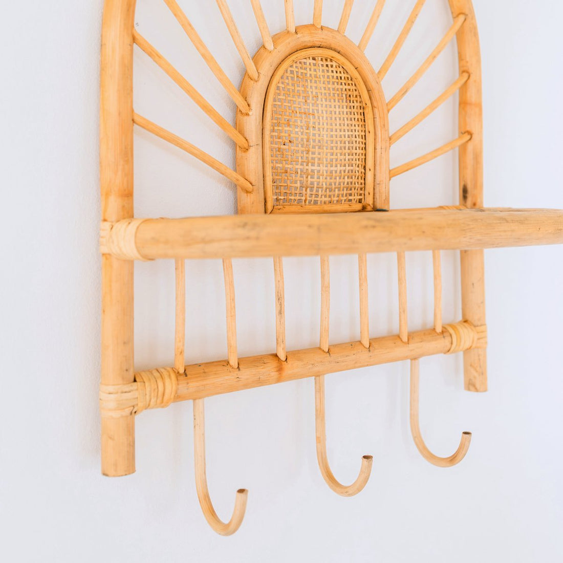 Rotan Wandplank – Kleine Boho Wandplank – Hangende Rotan Plank – Jas- of Sleutelhaak – Handgemaakte Plank Gemaakt van Rotan (41x53 cm) BANTEN