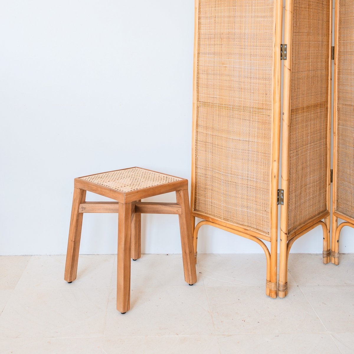 Houten kruk – massieve rechthoekige kruk – handgemaakte vierkante kruk gemaakt van regenboomhout met geweven rotan zitoppervlak SUBANG