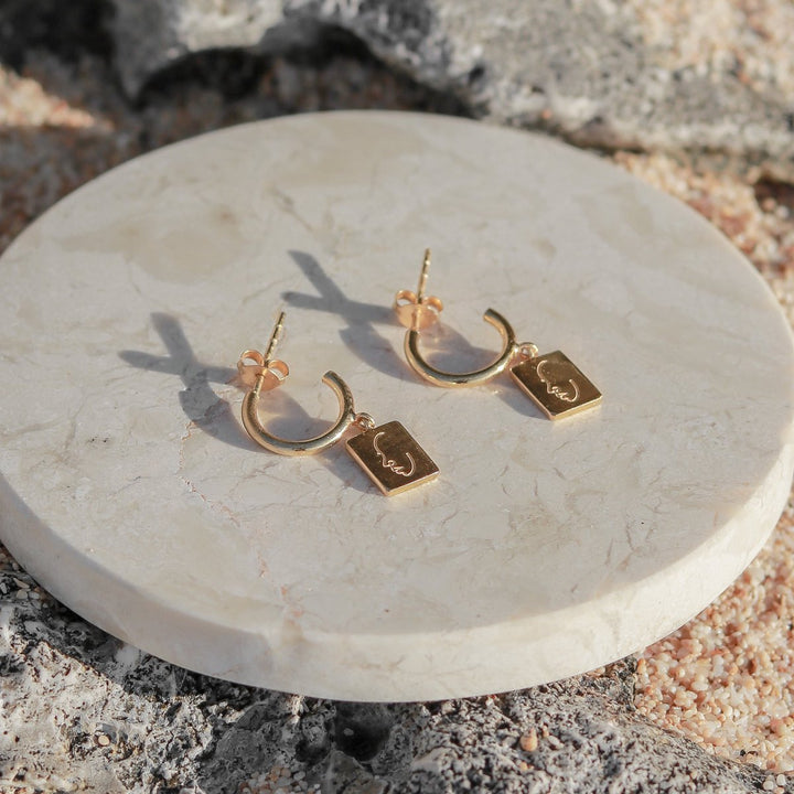 Oorbellen 18k verguld met hanger - oorringen versierd met gravure gezicht - hangende oorbellen gemaakt van 925 zilver goud vermeil - KARTINI goud