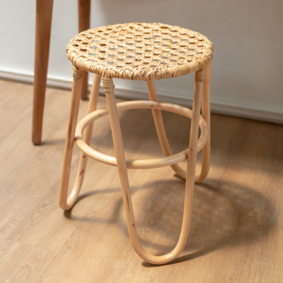 Rotan Kruk KOLAKA Naturel Ø35 cm met Geweven Zitvlak | Kleine ronde kruk met drie poten