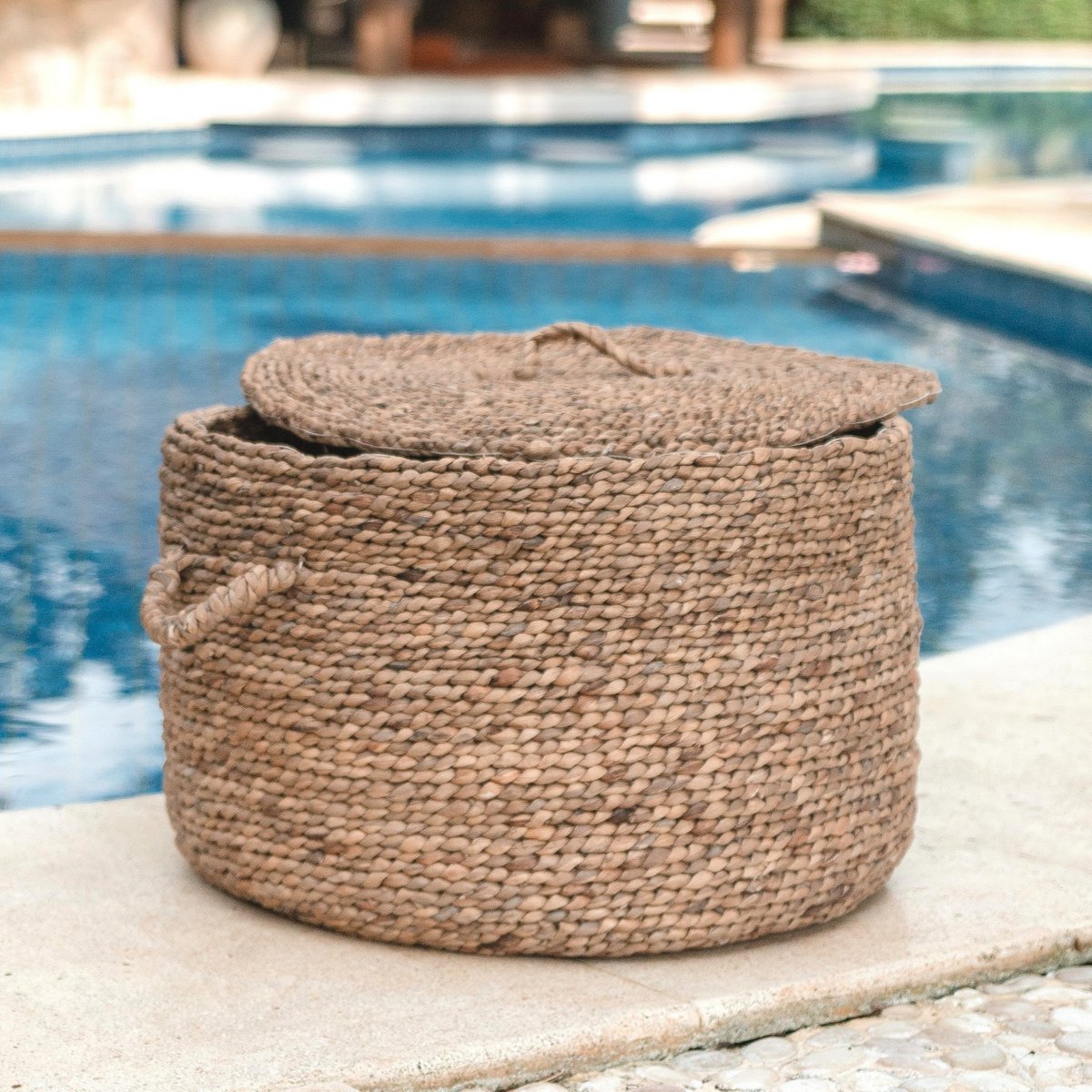 Grote wasmand met deksel UMBUL gemaakt van bruine waterhyacint | Geweven mandmand