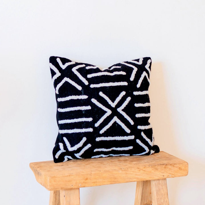 Decoratieve kussenhoes handgemaakt – zwarte kussenhoes – Boho sierkussen – 40x40 / 50x50 cm geborduurde kussenhoes gemaakt van katoen BIMA