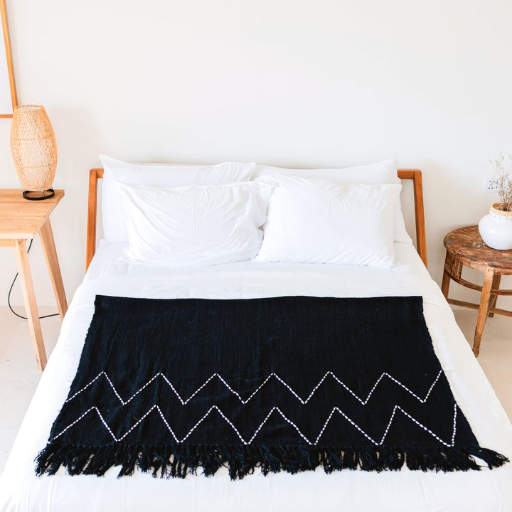 Zwarte plaid handgeweven – Boho sprei – geruite franjes en zigzagpatroon – gezellige bankdeken – katoenen plaid 140x200 cm LINGGAH
