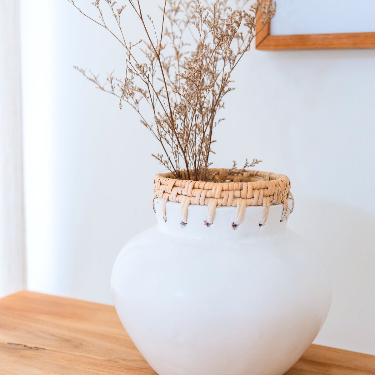 Witte vaas – decoratieve vaas rond – kleine vaas voor gedroogde bloemen – handgemaakte kleivaas – bloemenvaas van klei en rotan (Ø 23 cm) TUBAN