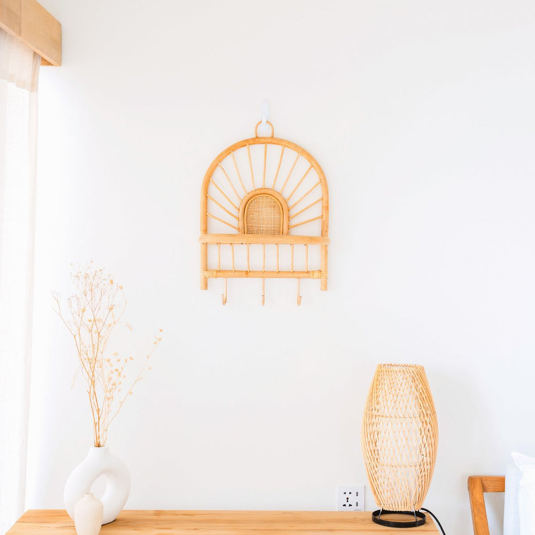 Rotan Wandplank – Kleine Boho Wandplank – Hangende Rotan Plank – Jas- of Sleutelhaak – Handgemaakte Plank Gemaakt van Rotan (41x53 cm) BANTEN